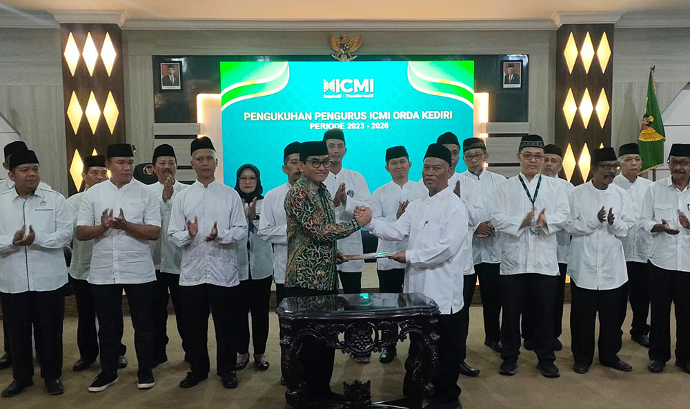Ketua ICMI Jawa Timur Ulul Albab (baju batik) saat menyerahkan SK kepada Ketua ICMI Orda Kediri Zainal Arifin. Foto: MUJI HARJITA/ BANGSAONLINE
