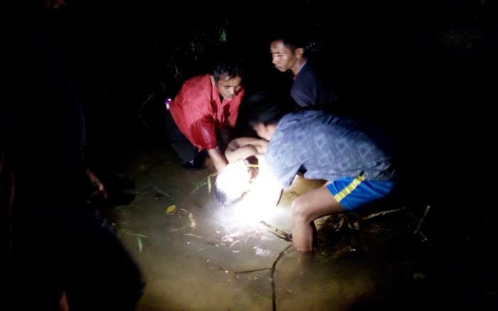 Sejumlah petugas dengan dibantu warga saat mengevakuasi korban dari dalam jurang. (foto: ist)