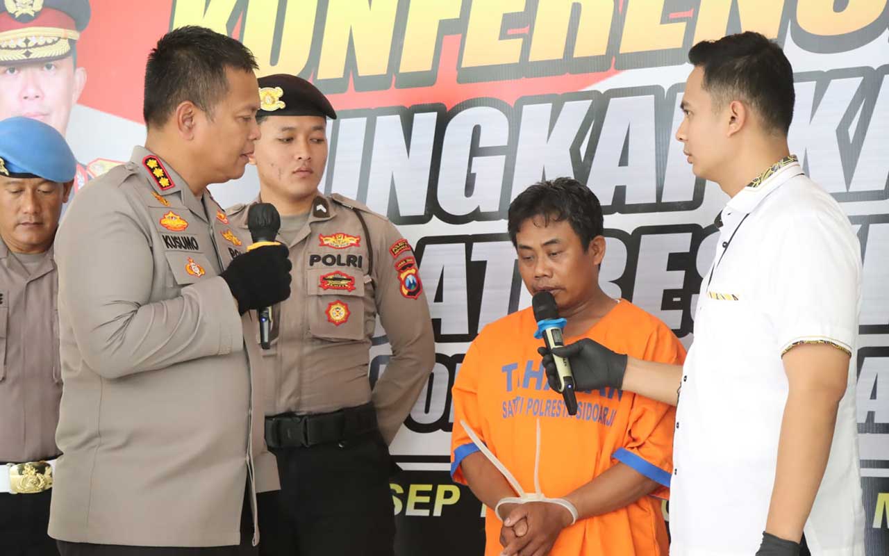 R (51) saat ditanya oleh Kapolresta Sidoarjo terkait pemukulan menggunakan tabung elpiji hingga menewaskan istrinya.