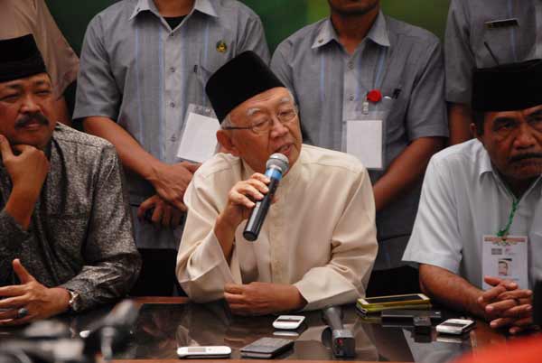 Gus Solah saat jumpa pers di media center Minggu (2/8) kemarin. (rony suhartomo/BANGSAONLINE)
