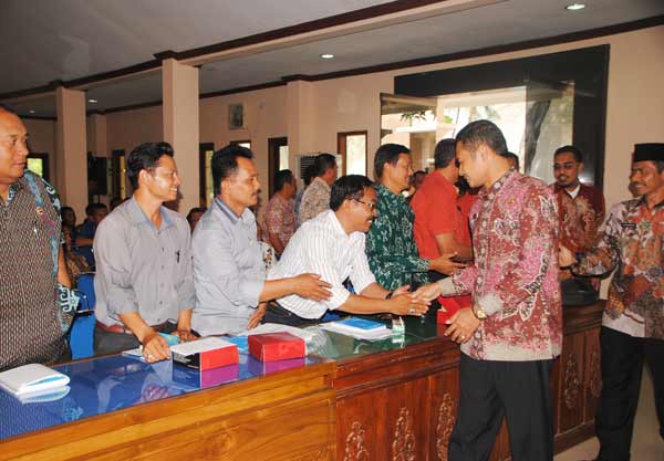 Plh Bupati Yuhronur Efendi saat menyalami peserta sosialisasi ADD. (haris/BANGSAONLINE)