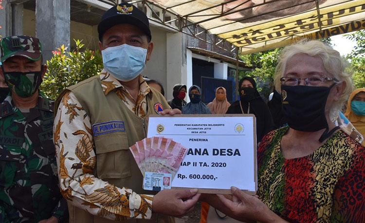 Bupati Pungkasiadi ketika menyerahkan bantuan di Mlirip.