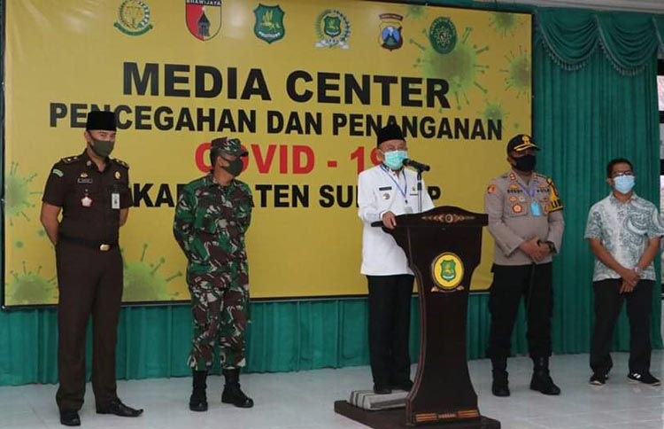 Bupati Sumenep, Dr. KH. A. Busyro Karim saat jumpa pers di Media Center Pencegahan dan Penanganan Covid-19 Kabupaten Sumenep, Rabu (27/5/2020).