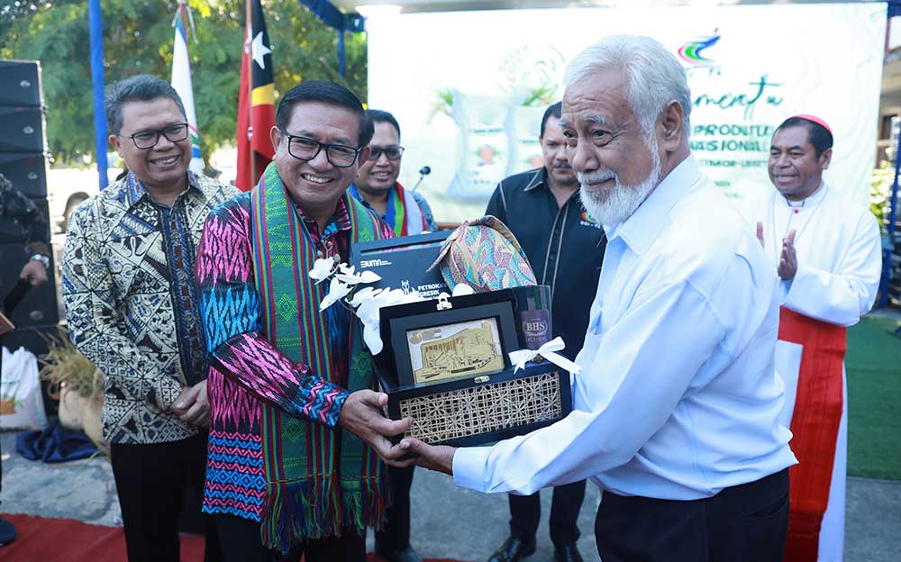 Dirut PG Dwi Satriyo Annurogo (dua dari kiri) bersama Perdana Menteri Timor Leste, Xanana Gusmao (kanan depan) dan pejabat terkait pada peluncuran beras nasional perdana di Dili, Timor Leste.