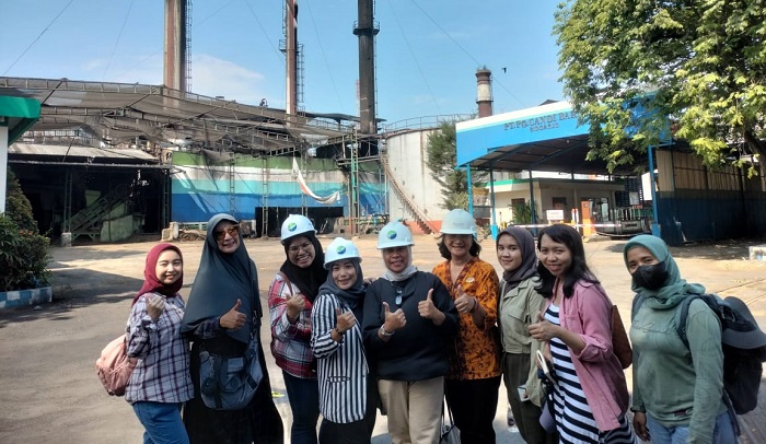 WISATA SEJARAH: Peserta program Tilik Mburi mengunjungi PG Candi Baru Sidoarjo. Foto: Ist.