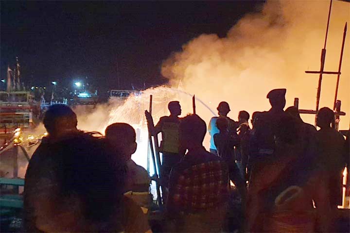 Petugas Damkar dibantuk warga saat melakukan pemadaman.