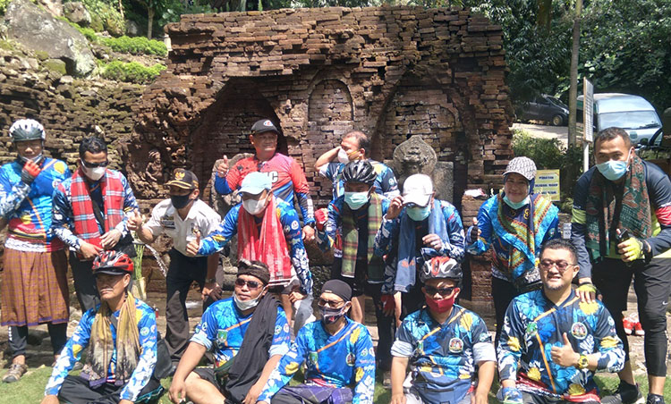 Bupati Pasuruan saat mengunjungi kawasan wisata Sumbertetek bersama ulama dan OPD. (foto: ist)