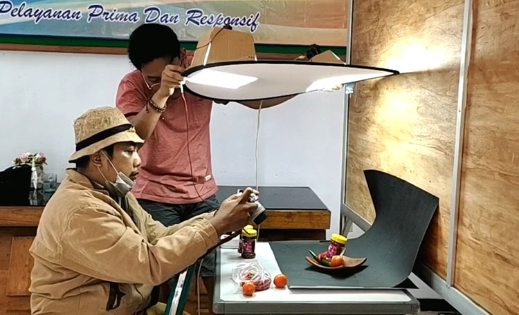Sesi pemotretan produk UMKM.