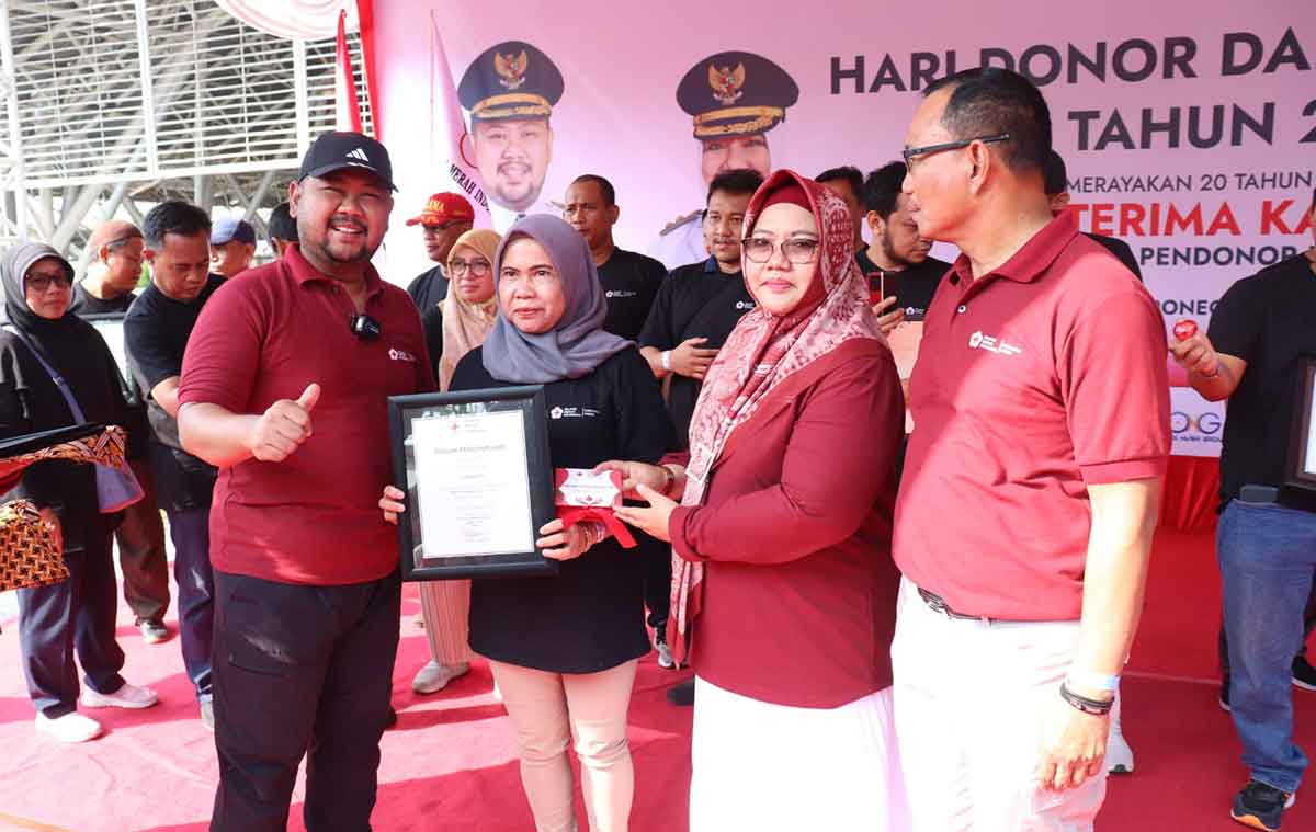 Bupati Gresik, Fandi Akhmad Yani, bersama wakilnya, Aminatun Habibah, saat menyerahkan penghargaan kepada sukarelawan pendonor. Foto: Ist