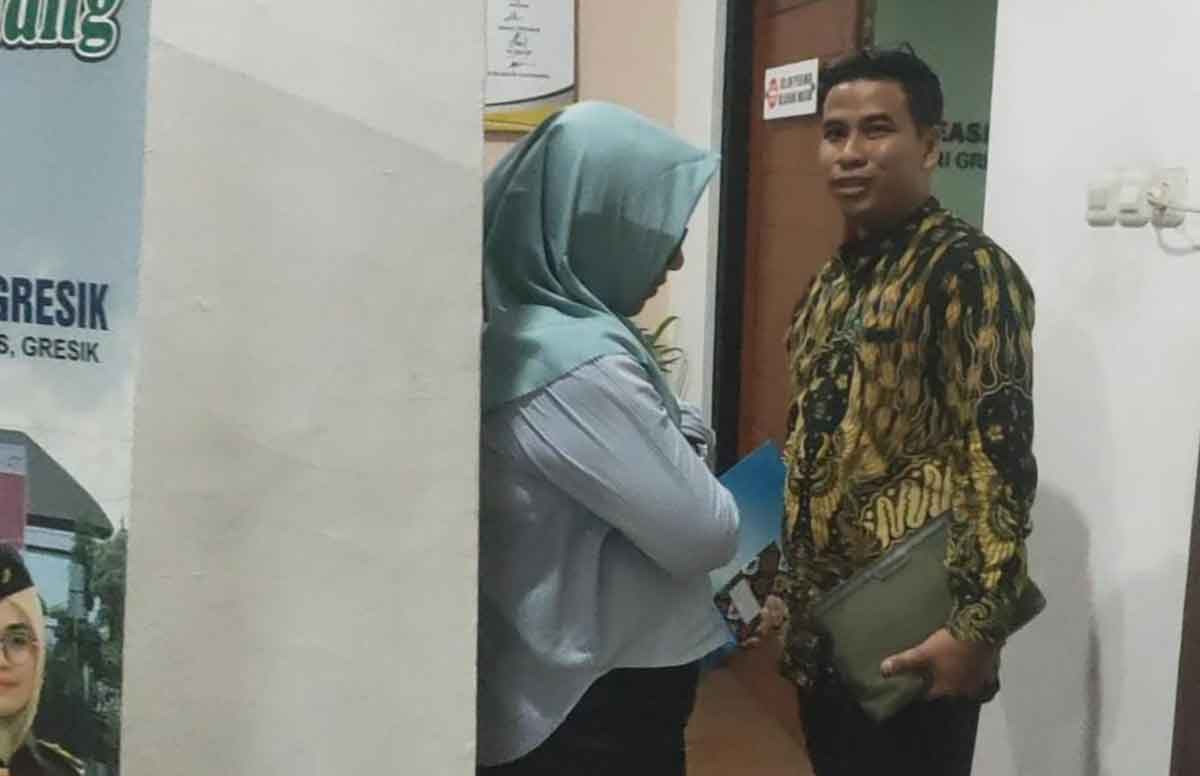 Siska (kiri) ketika berdiskusi dengan pengacara saat akan ditahan di Rutan Banjarsari, Kecamatan Cerme, Gresik. Foto: Ist