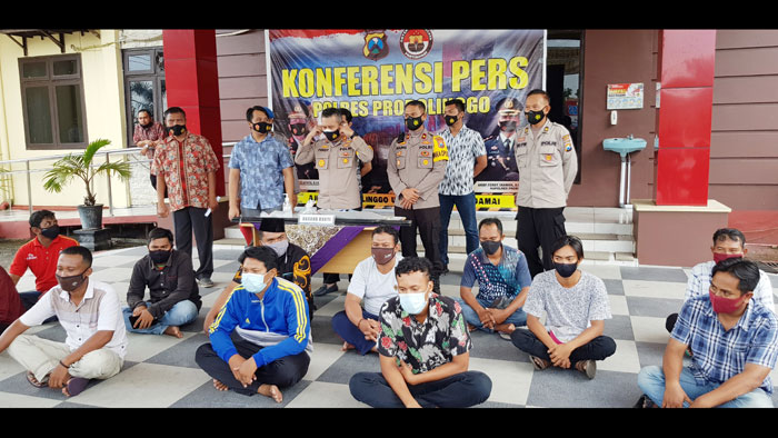 Polres Probolinggo merilis 12 pelaku penjemputan paksa jenazah pasien Covid-19 di RSUD Waluyo Jati, Kraksaan.