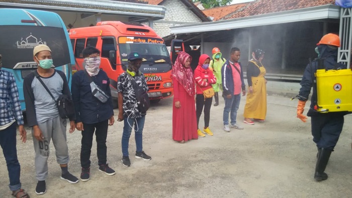 Tim FRPB TIC sedang melakukan penyemprotan disinfektan ke para perantau yang baru datang dari Jakarta.
