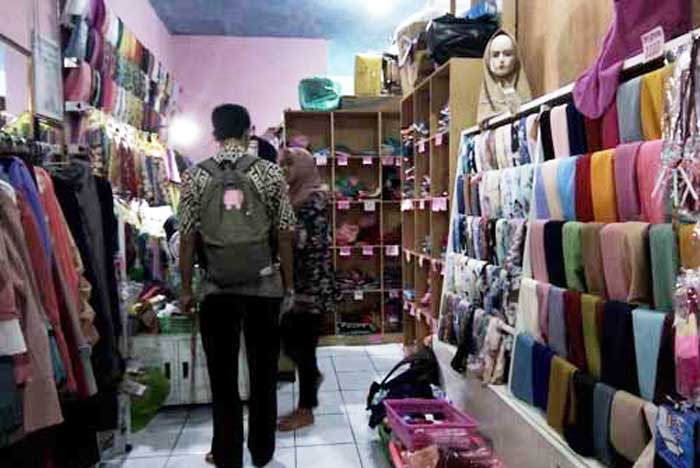 Lapak yang sederhana. foto: Dhian Bintariana/ BANGSAONLINE
