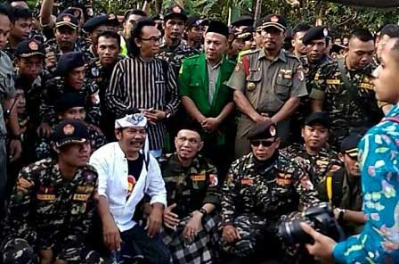 John Vera Tampubolon (baju putih), Ketua Projo Pacitan.