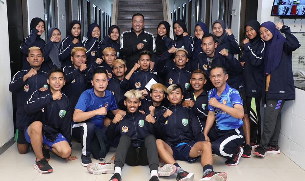 Para atlet saat foto bareng bersama Bupati Sampang dan Ketua KONI Sampang.