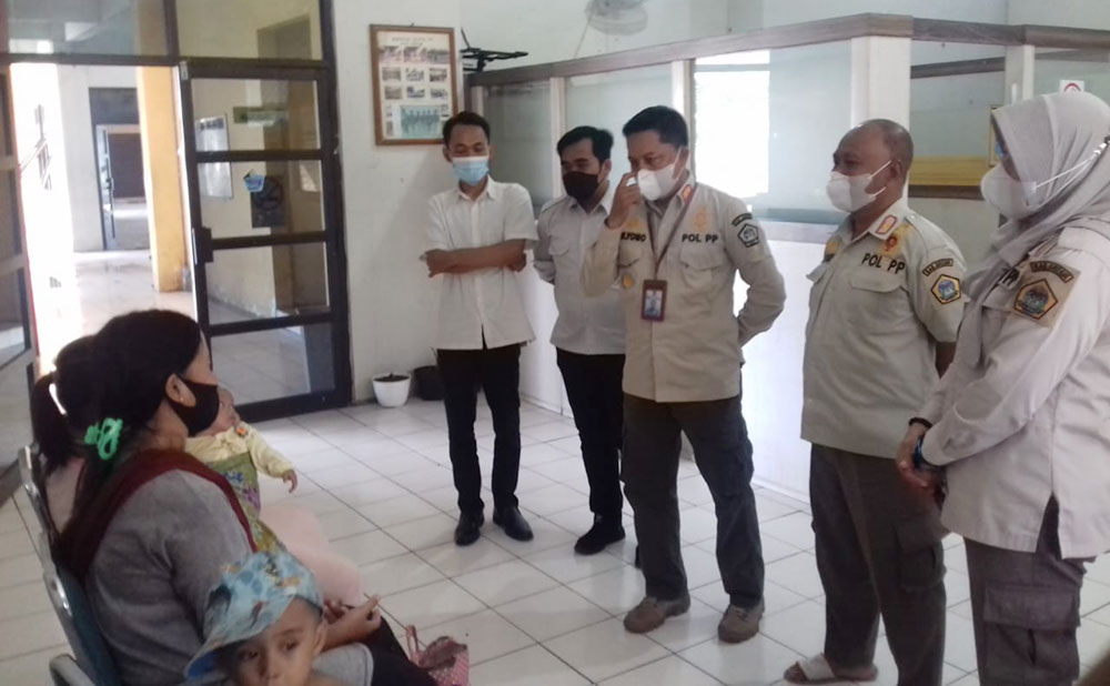 Kabid Tibumtram Satpol PP Gresik, Sulyono, saat menginterogasi gepeng yang terjaring razia. foto: SYUHUD/ BANGSAONLINE