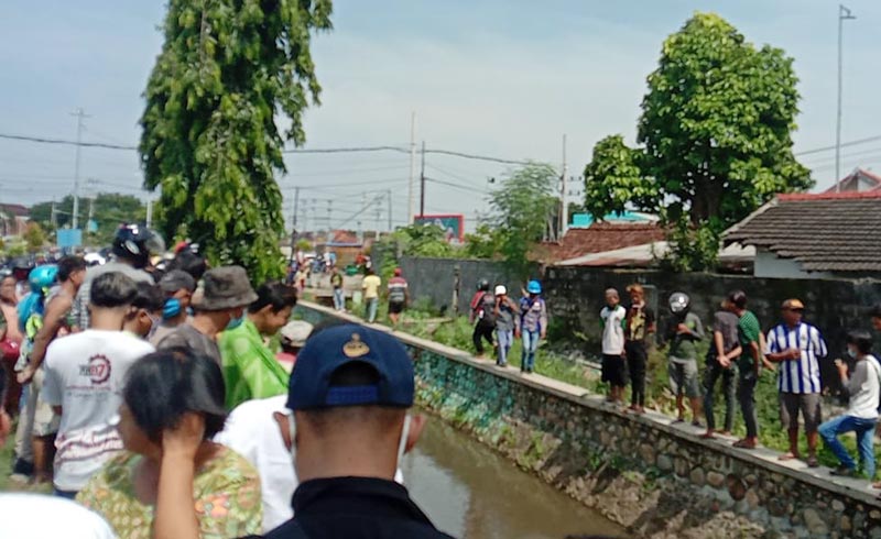Warga yang penasaran memadati Sungai Glaser untuk melihat mayat yang ditemukan.