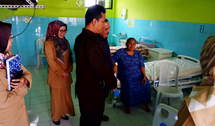 Jajaran Komisi III DPRD Kota Mojokerto ketika sidak di Puskesmas Blooto. Mereka berharap pelayanan kesehatan kepada masyarakat dapat ditingkatkan. foto: YUDI EP/ BANGSAONLINE