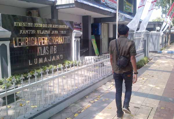 Seorang warga melintas di depan Lapas kelas 2 B Lumajang. (foto: imron/BANGSAONLINE)