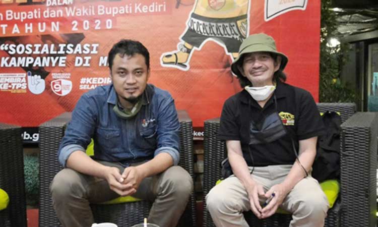 Nanang Qosim (kiri), Komisioner KPU Kabupaten Kediri Divisi Sosdiklih, SDM, dan Parmas dan Moebanoe Moera, dari Dewan Pers. foto: MUJI HARJITA/ BANGSAONLINE