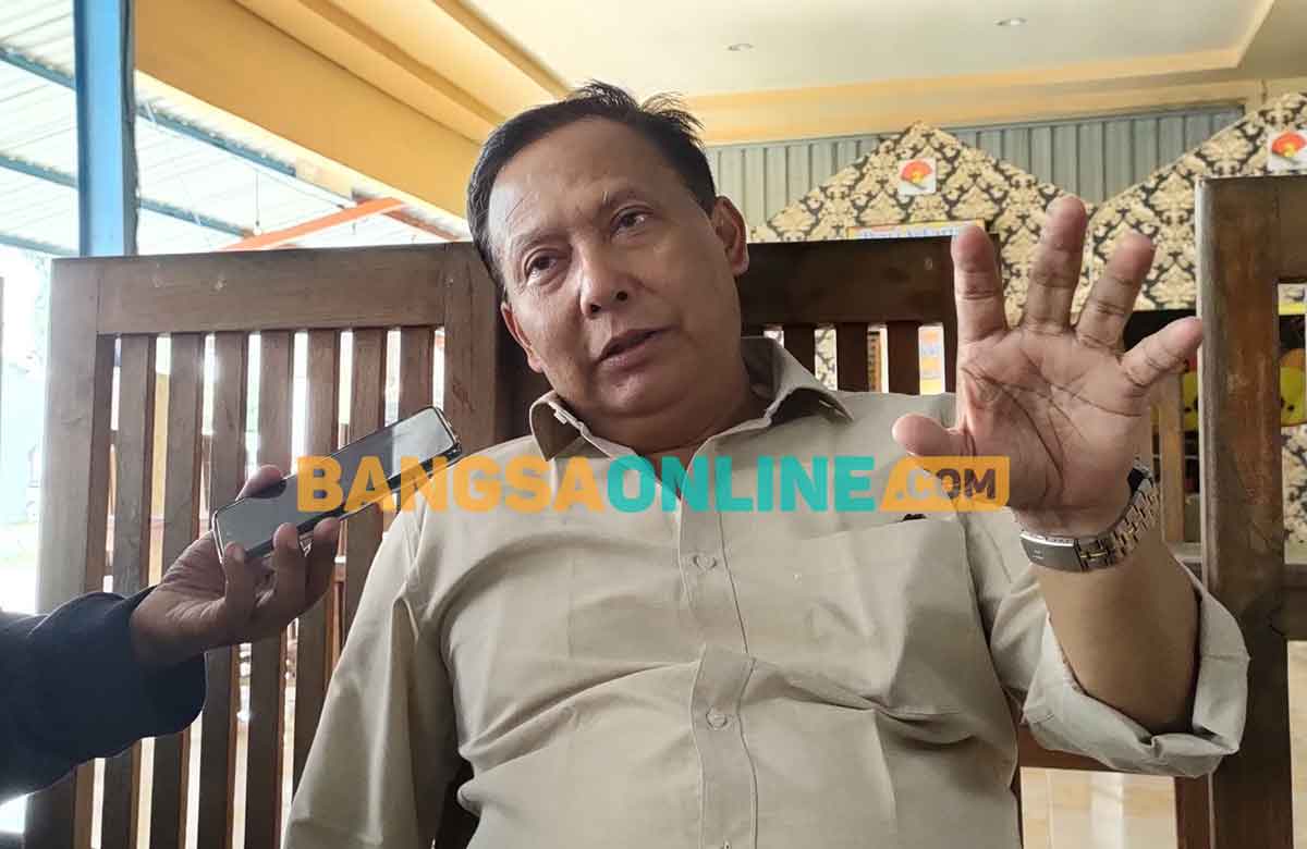Ketua DPC PDIP Kabupaten Kediri, Murdi Hantoro, saat memberi keterangan kepada wartawan. Foto: MUJI HARJITA/BANGSAONLINE
