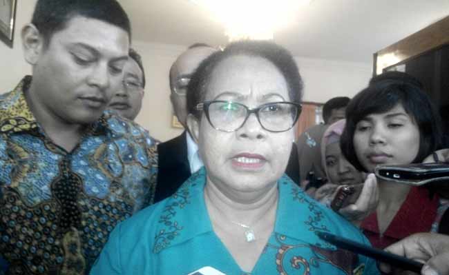 Menteri Perlindungan Perempuan dan Anak (PPA) Yohana Yembise memberikan keterangan usai dialog di kediaman Wali Kota Kediri Abdullah Abu Bakar. foto: arif kurniawan/ BANGSAONLINE