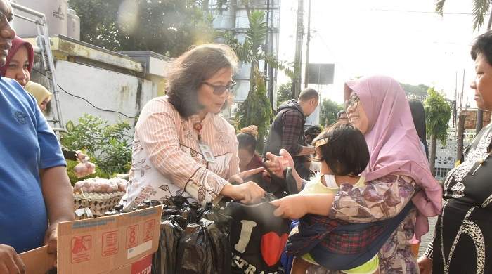 Pj Wali Kota Kediri Zanariah, saat ikut melayani pembeli dalam operasi pangan murah, Jumat (31/05/2024). (Ist) 