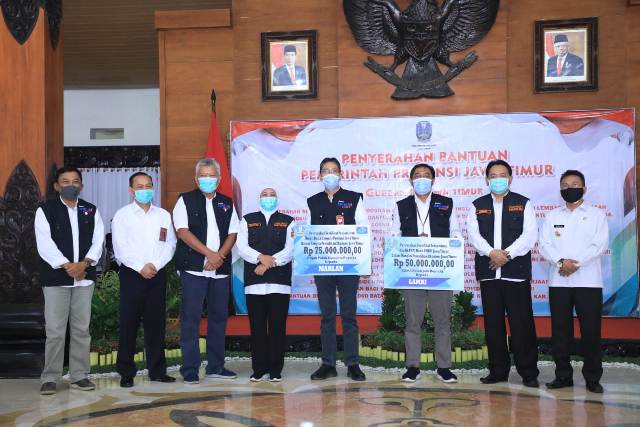 Di Trenggalek, Gubernur Khofifah Serahkan Bansos dan Modal Usaha untuk Stimulus Ekonomi Masyarakat
