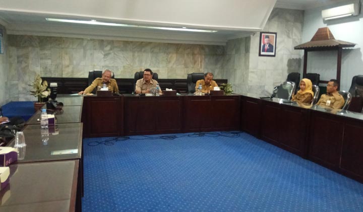 Plt. Bupati Pungkasiadi (tengah), Sekdakab Herry Suwito (kiri), dan Kepala DLH Didiek Chusnul Yaqin (kanan) saat memberikan keterangan pers soal progress pembangunan 2019. foto: YUDI EP/ BANGSAONLINE 