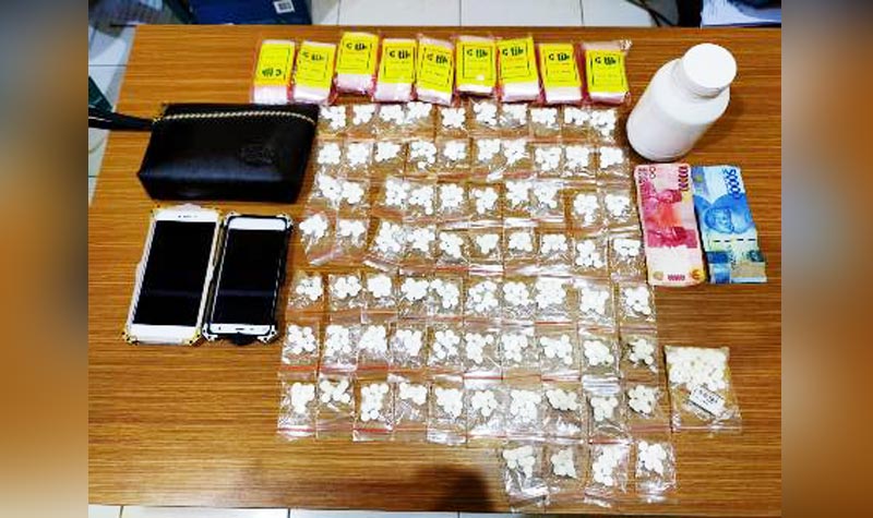 Sebanyak 700 pil koplo diamankan polisi dari seorang residivis di kamar kosnya.