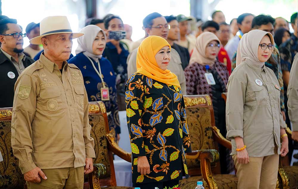 Gubernur Jawa Timur Khofifah Indar Parawansa (tengah), Ketua HKTI Jatim Arum Sabil (kiri), dan Bupati Lumajang Indah Amperawati saat menghadiri pelantikan DPC HKTI Kabupaten Lumajang.