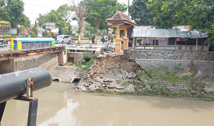 JEBOLAN BARU: Kondisi tanggul Sungai Sadar di Kota Mojokerto makin mengkhawatirkan dan membahayakan. 
