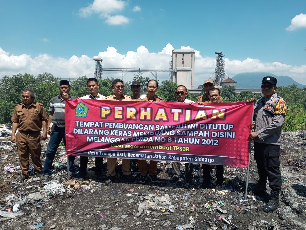 DLHK Sidoarjo memasang spanduk penutupan TPS liar di Desa Trompoasri Jabon, Selasa (14/4/2026). foto ist