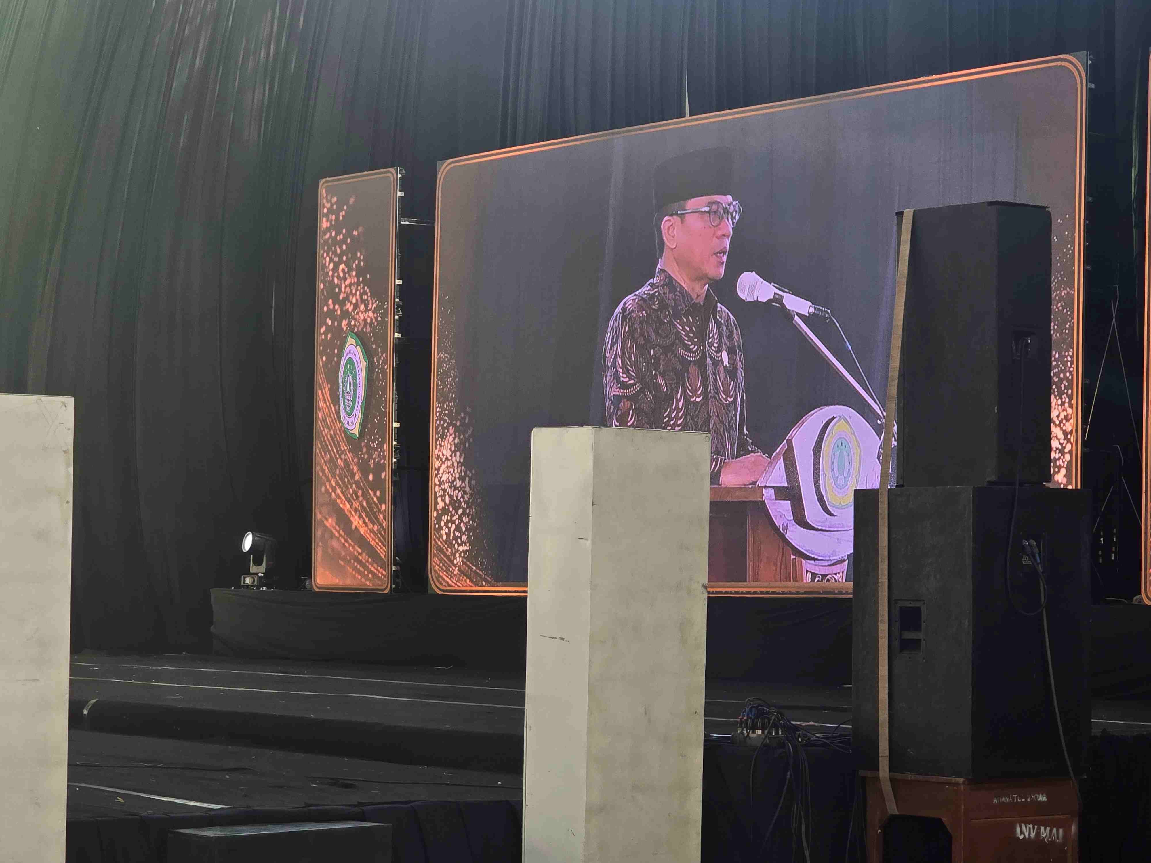 Menteri Desa-PDT Yandri Susanto saat menyampaikan sambutan dalam acara Haflah Akhirussanah Madrasah Tsanawiyah (MTs) Program CI-Excelent Pondok Pesantren Amaantul Ummah di Student Centre Pacet Mojokerto, Ahad (14/6/2026). Foto: MMA/bangsaonline.