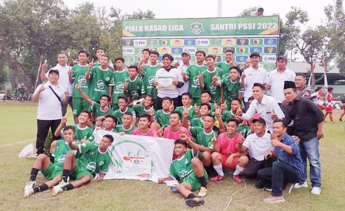 Tim Sepak Bola Mahika FC berhasil menyabet gelar juara Liga Santri Piala Kasad 2022.