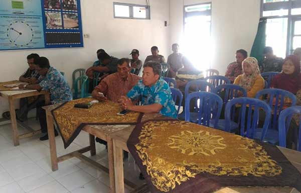 Suasana saat pertemuan antara warga terdampak dengan PT DFMI.
