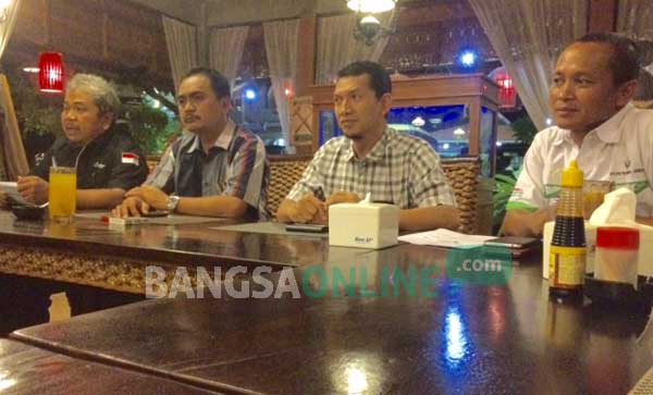 Jajaran direksi dari PT Petrokimia Gresik bersama ketua HKTI kabupaten Kediri, Sulkani saat jumpa pers. foto: arif kurniawan/ BANGSAONLINE