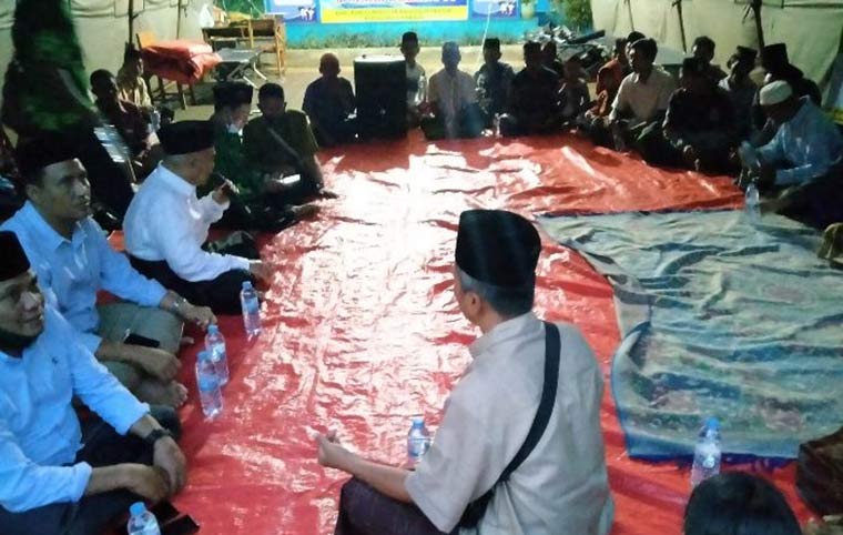 Prof. Dr. KH. Asep Saifuddin Chalim dan Gus Barra saat buka bersama dengan para korban gempa dibawah tenda di halanan SDN 04 Jalan Halimo Kaliuling Tempursari, Lumajang, Selasa (19/4/2021). foto: mma/ bangsaonline.com