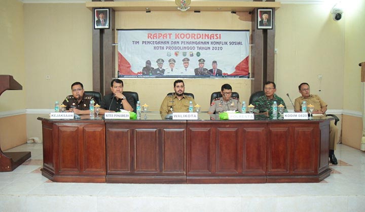 Wali Kota Habib Hadi Zainal Abidin bersama pejabat Forpimda Kota Probolinggo saat memimpin rapat koordinasi.