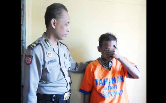 MALING ANEKA RAGAM: Tersangka maling motor yang juga spesialis kotak amal, Ahmad Wijaya diapit petugas Polsek Wonoayu, kemarin. foto : catur andy erlambang/BANGSAONLINE