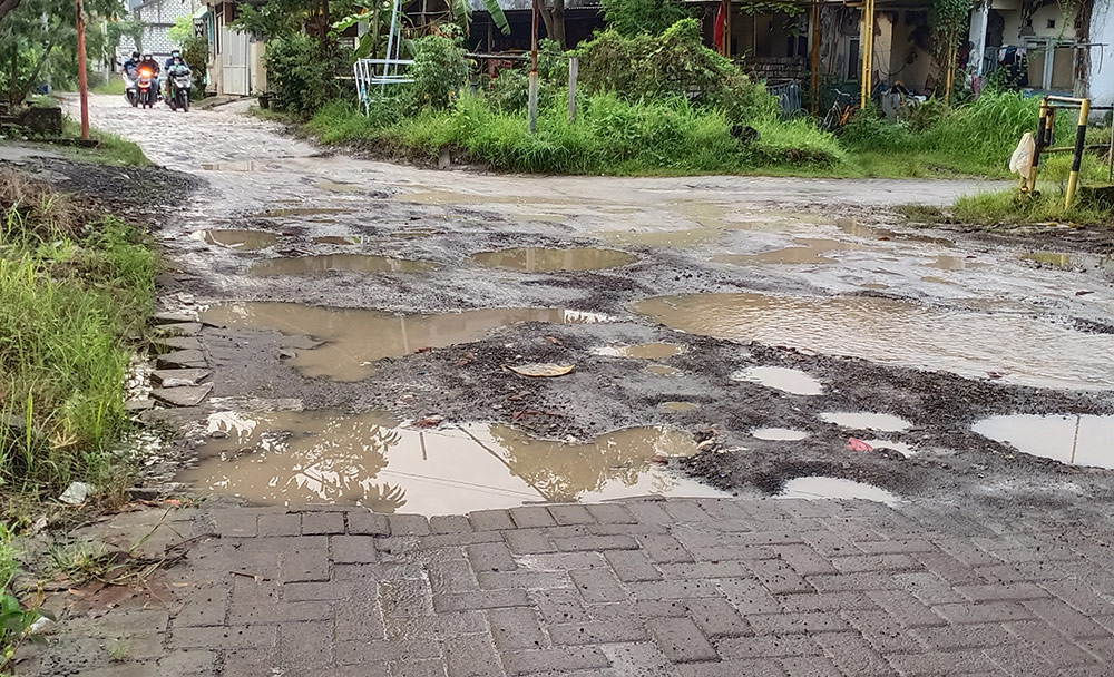 Jalan Penghubung Desa Kembangan-Kedanyang Gresik Rusak Parah, Kades Tak Berani Perbaiki