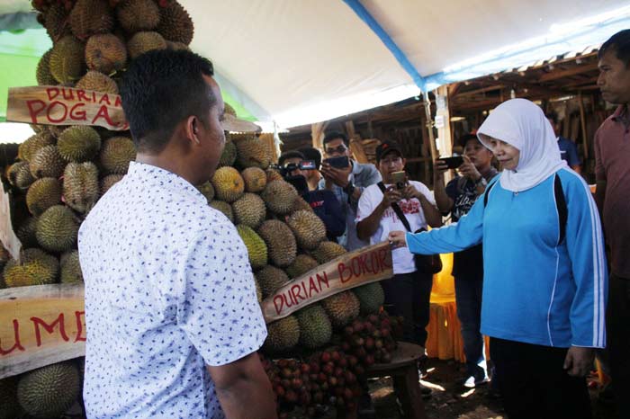Bupati Kediri saat mengenalkan durian lokal asal Slumbung kecamatan Kandangan. Foto: DINAS KOMINFO