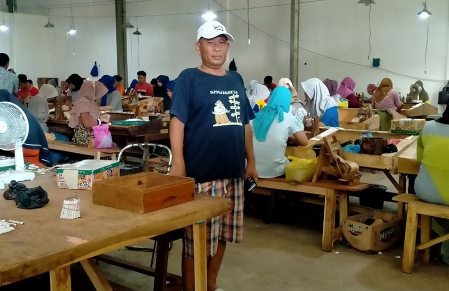 Ketua Asosiasi Pengusaha Hasil Tembakau (APHT) di Kabupaten Pamekasan, H M Syaiful, bersama buruh di pabrik rokoknya.
