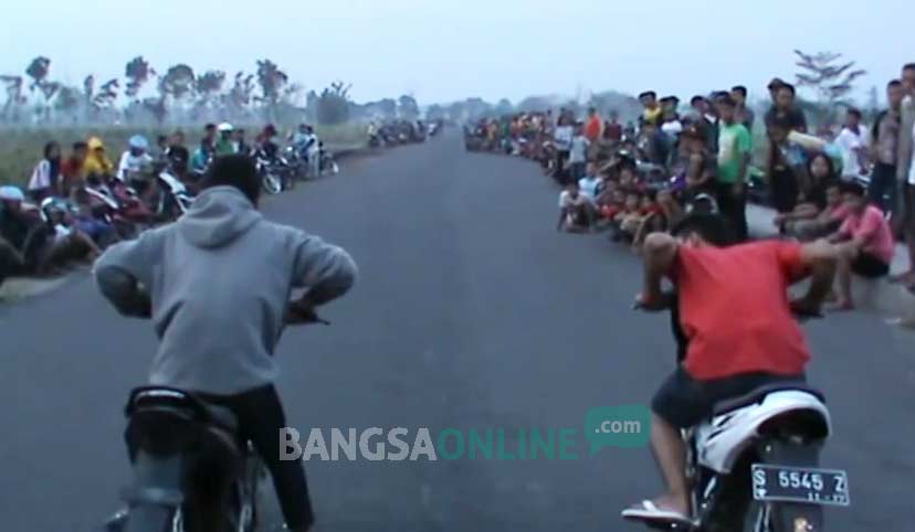 Suasana balap liar di jalur lingkar Mojoagung. foto: rony suhartomo/ BANGSAONLINE