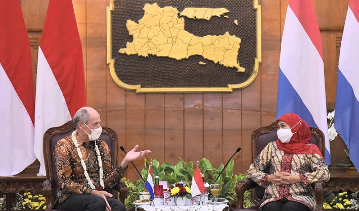  Gubernur Jawa Timur Khofifah Indar Parawansa saat menerima kunjungan Duta Besar (Dubes) Kerajaan Belanda untuk Indonesia Mr. Lambert Grijns di Gedung Negara Grahadi Surabaya, Jumat (26/11) malam.