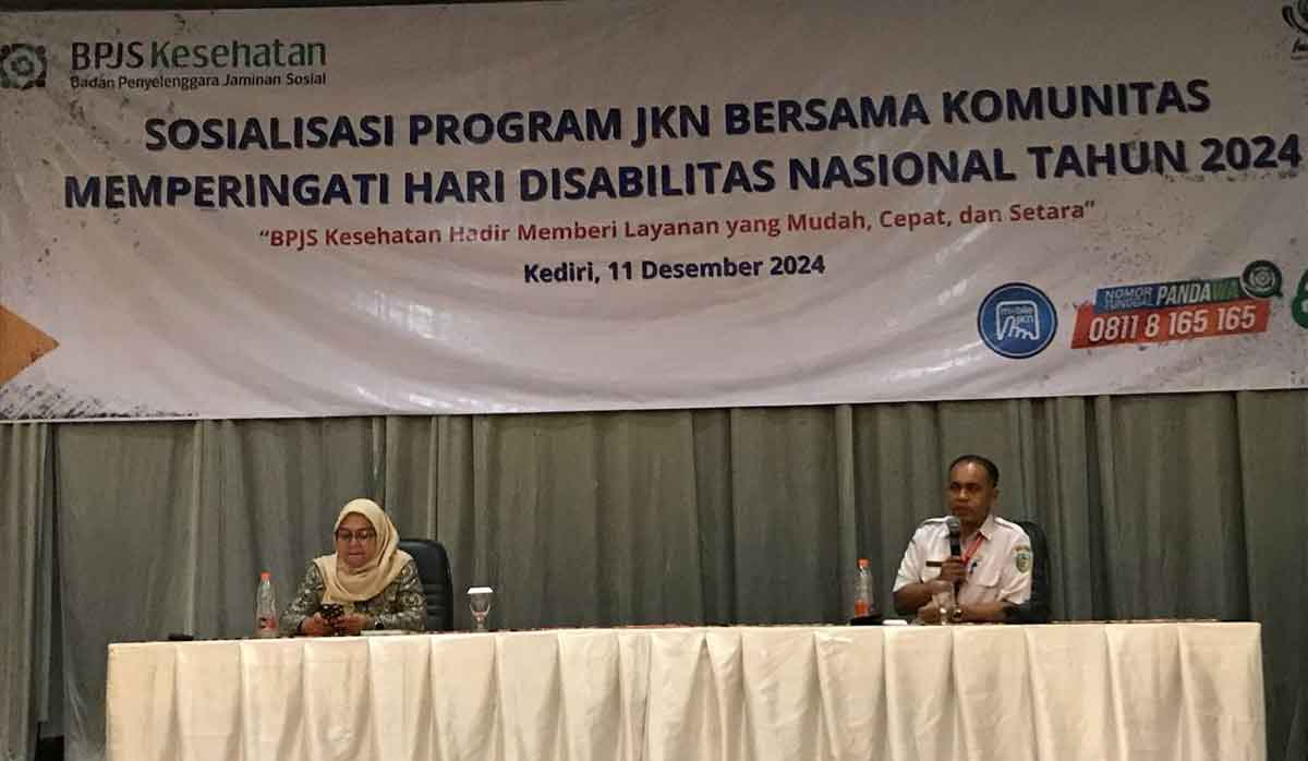 Kepala BPJS Kesehatan Cabang Kediri, Tutus Novita Dewi, dan Kepala Puskesmas Ngadiluwih, Mustadhim, saat memberikan materi. Foto: Ist