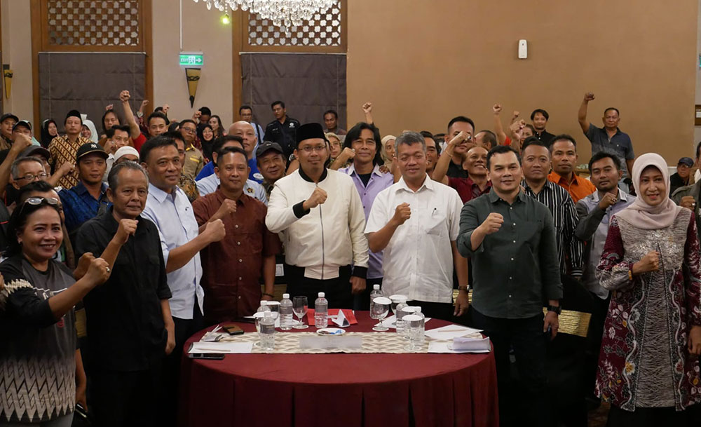 Bupati Muhdlor pose bersama narsum dan peserta saat membuka bimtek insan pers, Kamis (16/11/2023). Foto: Ist.
