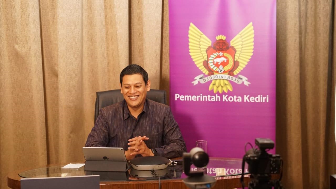 Wali Kota Kediri Abdullah Abu Bakar saat memberikan materi dalam Pengenalan Kehidupan Kampus Mahasiswa Baru (PKKMB) PSDKU Universitas Brawijaya Kediri, Senin (21/9). (foto: ist.)