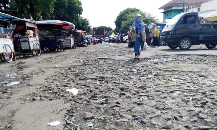 RUSAK PARAH: Kondisi jalan Pasar Besar Kota Batu yang aspalnya sudah mengelupas. Masyarakat dan dewan mendesak segera diperbaiki. 