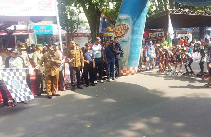 Bupati H Saiful Ilah membuka Kejurnas Sepatu Roda, di GOR Delta, Jumat (4/8). foto: MUSTAIN/ BANGSAONLINE